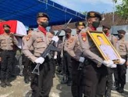 Anggotanya Meninggal, Polres Tuban Gelar Upacara Pemakaman Secara Dinas Kepolisian