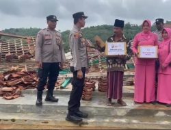 Polri Peduli ! Polsek Ketapang Salurkan Sembako Dan Uang Santunan Pada Puluhan Korban Angin Puting Beliung