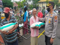 Kapolres Sampang Laksanakan Bakti Sosial Kepada Tukang Becak Di Kawasan Sampang Kota