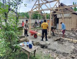 Bersama Lembaga Sosial di Bojonegoro, Polsek Sumberrejo Bantu Renovasi Rumah Seorang Janda Tua