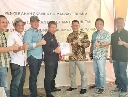 *Penyerahan SKHHK Biomassa Perdana Oleh Direktor IPHH Kementerian LHK kepada KPH Padangan*