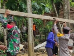 Petugas Gabungan Bersama Warga Gelar Kerja Bakti Perbaiki Rumah Akibat Tanah Longsor