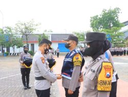 Apresiasi Tugas Bhabinkamtibmas, Polres Tuban Serahkan 176 Set Kaporlap