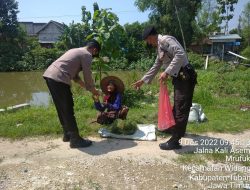 Jumat Berkah, Polsek Widang Bagi Nasi Bungkus Kepada Warga dan Relawan Lalulintas