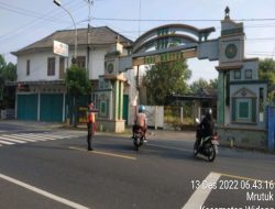 Polsek Widang Turlalin Pagi dan Penyeberangan Anak Sekolah