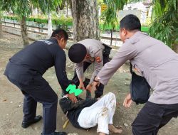 *Sat Samapta Polres Bojonegoro Evakuasi Pemuda Mabuk di Alun Alun*