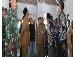 Bupati Gresik Fandi Akhmad Yani Meninjau Lokasi Bencana puting Beliung di Kecamatan Cerme