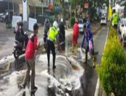 Proses Pembersihan Tumpahan Solar Dilakukan Oleh tim Dari PMK Kota Malang