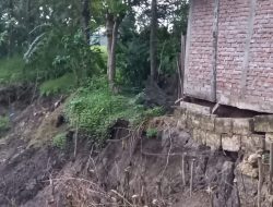 *Rumah Warga Ngadiluhur Balen Nyaris Terbawa Longsor Sungai Pacal*