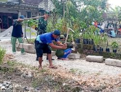 Kompak, Babinsa Sumberrejo Bojonegoro bersama Warga Karangdowo Perbaiki Jalan Desa