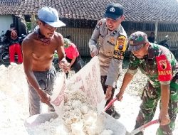 Sinergitas TNI dengan Masyarakat, Babinsa Kanor Bojonegoro bantu Bangun Rumah Warga