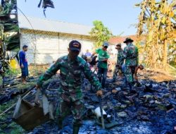 Babinsa Kanor Bojonegoro bersama Warga Bungur Karya Bakti bersihkan Puing-Puing Sisa Kebakaran