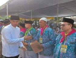 Bupati Tuban Melepas 890 Jemaah Haji Gelombang 1 kloter 18 dan 19 Di Depan Kantor Pemerintah Daerah