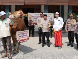Kapolda Jatim Salurkan Hewan Kurban ke Ponpes Langitan Widang Tuban