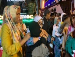 Sambutan Hangat Penuh Haru Dari Keluarga Menyelimuti Kedatangan Jemaah Haji Asal Bojonegoro di Pendopo Malowopati.