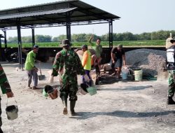 Mantabkan Kemanunggalan TNI-Rakyat, Babinsa Kepohbaru Bojonegoro dan Warga Bayemgede bantu Pengecoran Masjid