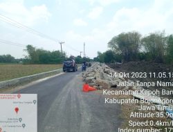 Matrial Proyek Brojong di Desa Turigede, Kepohbaru Membahayakan Pengguna Jalan.