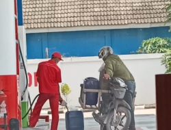 Meski Ada Larangan, SPBU Brangkal Kepohbaru Masih Nekad Layani Pembelian Pertalite Memakai Jerigen