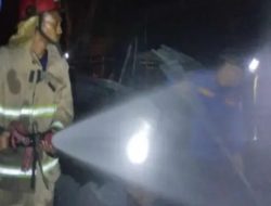 Gudang dan Mobil Milik Warga Pantura Lamongan Kian Di Lalap Sijago Merah