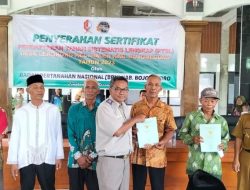 Kades Lengkong Balen Bagikan Sertifikat Program PTSL