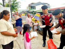 Peduli Dengan Sesama, Dit Samapta Polda Babel Gelar Jumat Pematik Berikan Makanan Gratis