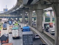 Arus Mudik, Kendaraan Sumbu 3 Mulai Dilarang Masuk Tol Jakarta-Cikampek