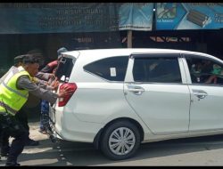 Aksi Heroik,,!!! Kapolsek Babat Turun Tangan Membantu Mendorong Mobil Pemudik Yang Mogok
