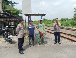 Kapolsek Babat Kompol Sampun SH, Turun Langsung Pantau Jalur Kereta Api Tanpa Palang Pintu