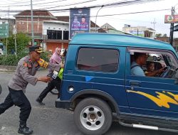 Kapolsek Babat Turun Tangan Untuk Yang Ke 2 Kalinya Membantu Pemudik Mendorong Mobilnya Yang Mogok