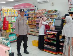 Berikan Himbauan Kamtibmas di Alfamart Serta Indomart Anggota Patroli Polsek Sekaran