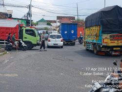 Anggota Polsek Babat Kembali Aktif Melakukan Kegiatan Rutin Yang di Tingkatkan Ngatur Lalu Lintas Pasca Lebaran Hari Raya Idul Fitri 1445 H