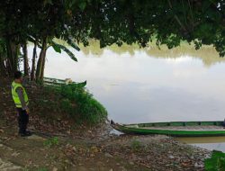 Patroli Polsek Babat Cek Debit Air Sungai Begawan Solo Guna Cegah Banjir