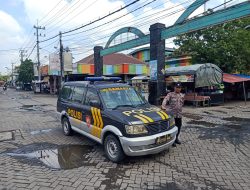 Polsek Babat Lakukan Patroli Pemantauan Antisipasi 3C di depan Pintu Masuk Pasar Agrobis, Himbau Pembeli Untuk Selalu Waspada