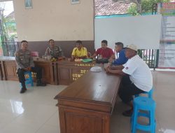 Kapolsek Babat Sambangi Kantor Desa Sumurgenuk Kecamatan Babat Jaga Silaturahmi Dengan Kepala Desa Serta Perangkat Desa