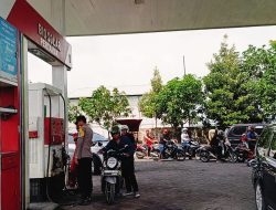 Giat Patroli Polsek Sekaran Pantau SPBU Desa Siman Kecamatan Sekaran Guna Untuk Antisipasi Kriminalitas.
