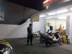 Patroli Malam Hari Polsek Sekaran Sambangi Obyek Vital Alfamart Berikan Himbauan Kamtibmas