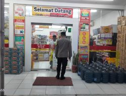 Patroli Malam Hari Polsek Sekaran Sambangi Obyek Vital Alfamart Berikan Himbauan Kamtibmas Kepada Karyawan Serta Pengunjung