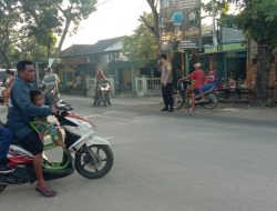 Personil Polsek Lakukan Giat Mengatur Lalu Lintas di Pertigaan Jalan Miru