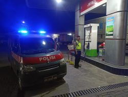 Polsek Babat Melakukan Upaya Untuk Antisipasi Gangguan Kamtibmas Dengan Lakukan Patroli Mobile Sekaligus Dialogis Saat Malam Hari di SPBU