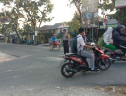 Anggota Polsek Sekaran Laksanakan Commander Wish Di Depan Pasar Desa Miru Kecamatan Sekaran