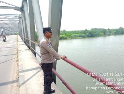 Patroli Polsek Babat Cek Ketinggian Debit Air Sungai Bengawan Solo