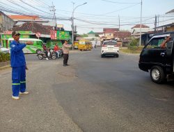 Anggota Polsek Babat Laksanakan Commander Wish Di Bundaran Tugu Wingko Depan Pasar Babat