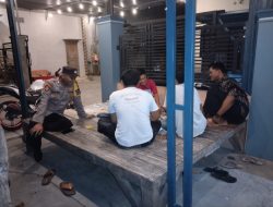Patroli Malam Hari Polsek Sekaran Sambang Warga di Warung Kopi