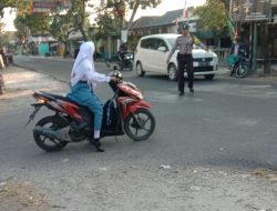 Personil Polsek Lakukan Giat Comandder Wish di Pertigaan Jalan Miru