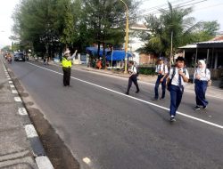 Anggota Unit Lantas Polsek Babat Laksanakan Ngatur Lalin di Sekolahan SMP Negeri I Babat