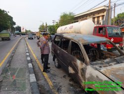 Diduga Akibat Hubungan Arus Pendek Sebuah Kijang Alami Kebakaran di Pertigaan Depot Mira Babat