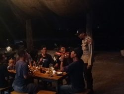 Anggota Polsek Sekaran Berikan Himbauan Kamtibmas Kepada Pemuda Yang Sedang Nongkrong di Warung kopi