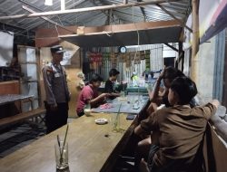 Patroli Dialogis Polsek Sekaran Sambangi Masyarakat Cangkru’an di Warung Kopi