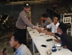 Anggota Polsek Sekaran Patroli Dialogis Malam Hari di Warung Kopi