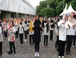 Bupati Banyuwangi Melakukan Senam Bersama Para Lanjut Usia Dalam Rangka Memperingati Hari Lanjut Usia Nasional
